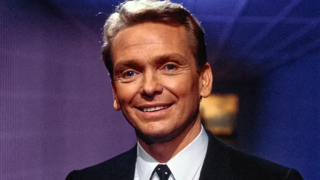 Designer Bob Mackie, Known for His Spangled Creations for Cher and Carol Burnett, Has Died at 87