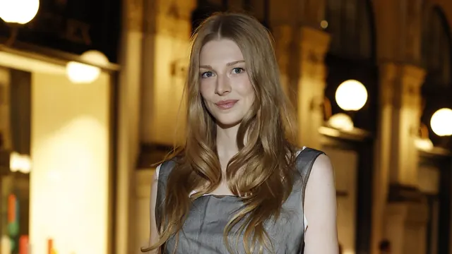 In a Crop Top and Beaded Skirt, Hunter Schafer Brought ’90s Cool-Girl Vibes to Vogue World 2026: Milano