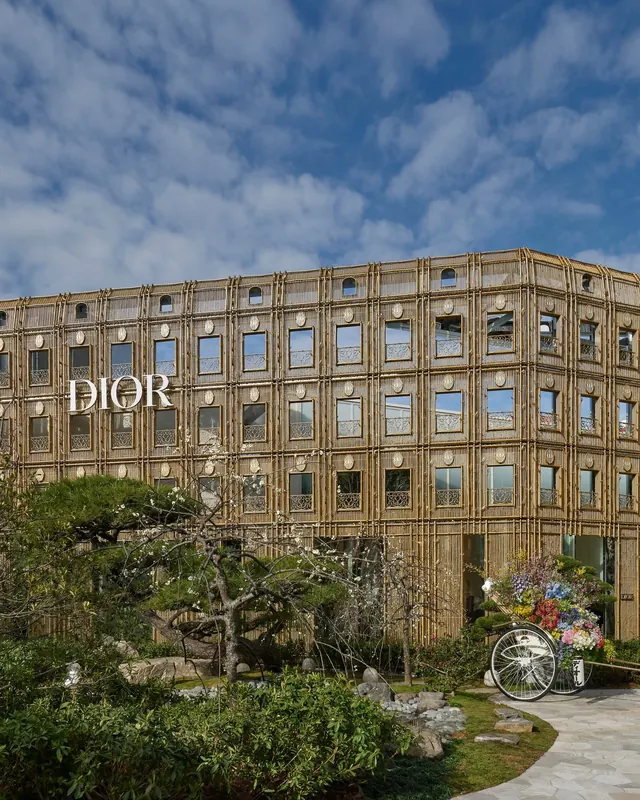 宣布简化股权架构后，LVMH集团的控股方 Christian Dior SE 单日股价涨幅超17%