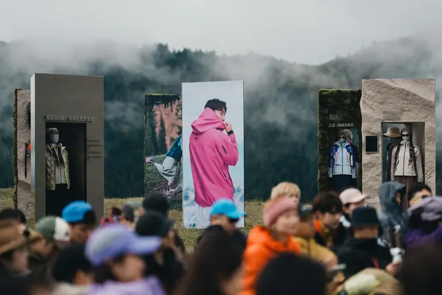 走进山的人变了，adidas 山川里在回答什么