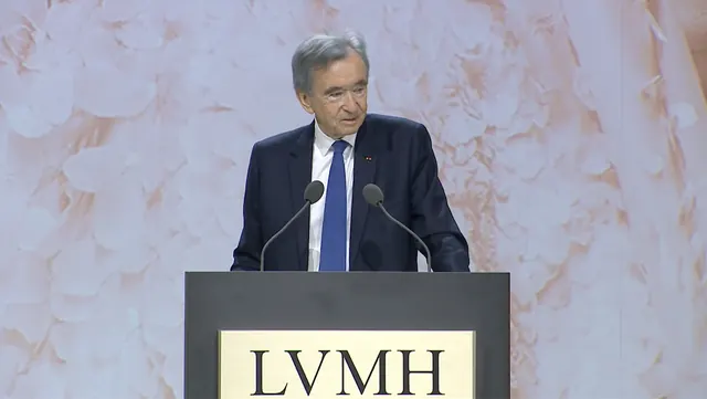 Arnault 家族宣布简化LVMH集团股权架构,拟合并三层控股公司