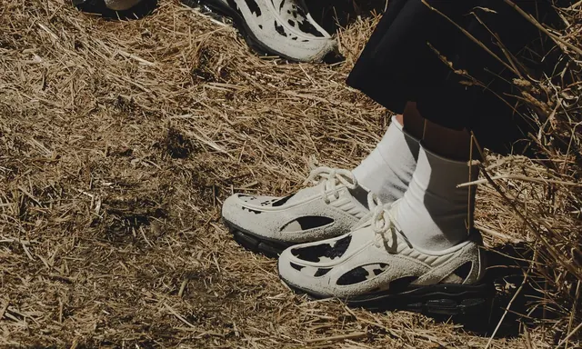 这双「没有 N 标」的 New Balance,为什么反而火了?