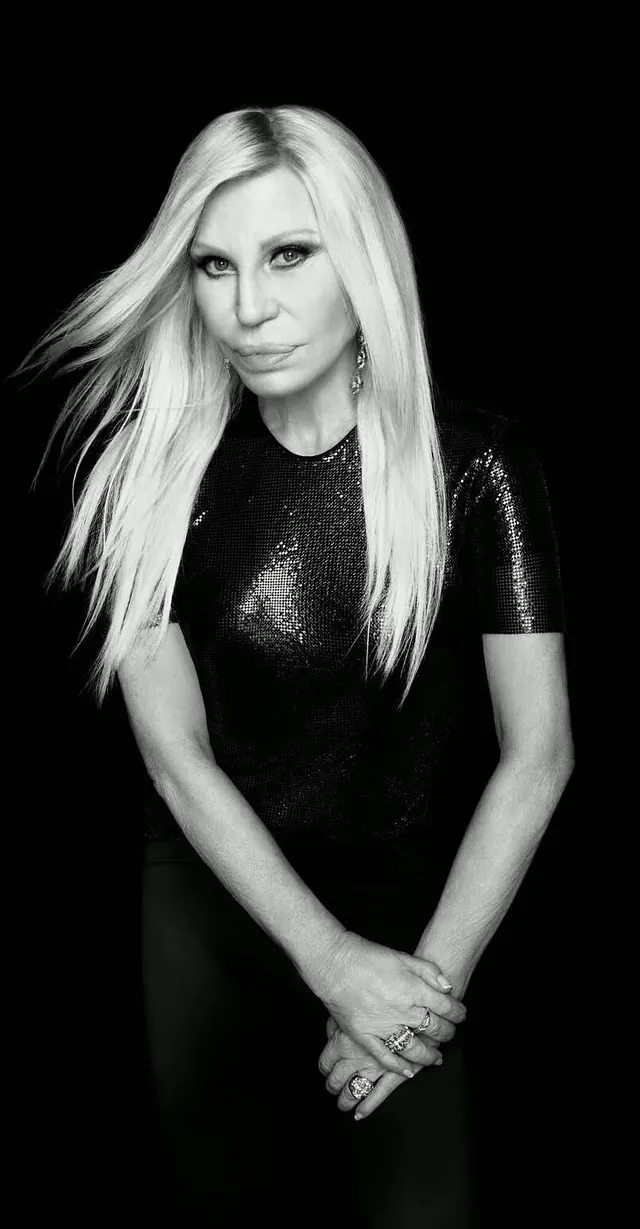 71岁的 Donatella Versace 再出山,与美国时尚电商 Revolve 成立合资公司