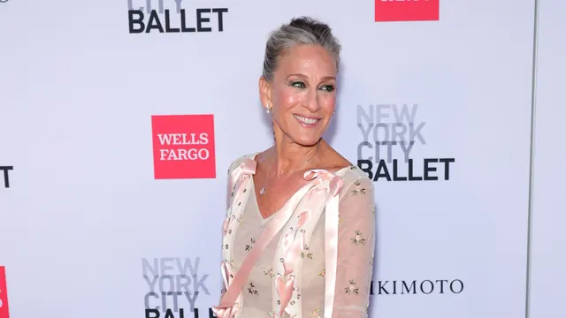 Sarah Jessica Parker’s Gray-Blended Updo is Exquisite