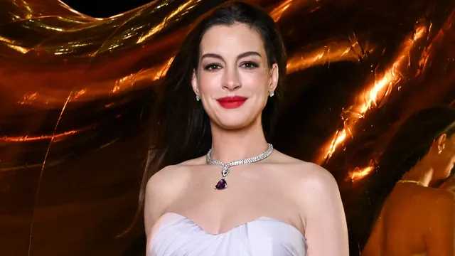 Anne Hathaway's Moody Mani-Pedi Is a Forever Fall Nail Trend