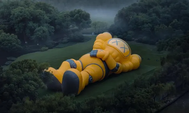 KAWS:HOLIDAY HANGZHOU 正式开幕,巨型 COMPANION 躺卧西湖