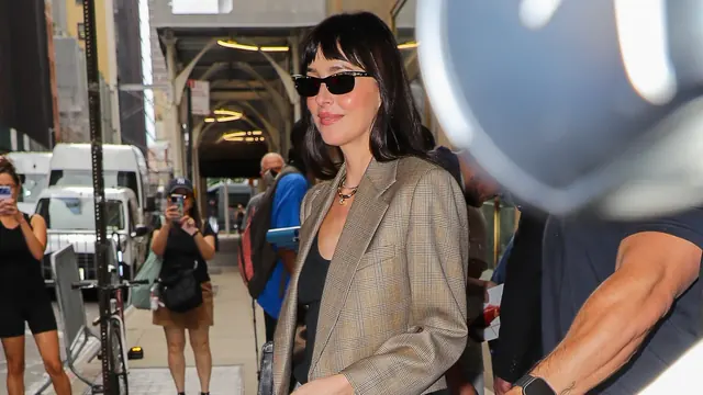 The Chicest People I Know Are Already Styling Cropped Jeans With This Elegant Autumn Shoe Trend