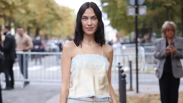 When It Girls Visit Paris, This Is the Anti-Jeans Trend They Pack