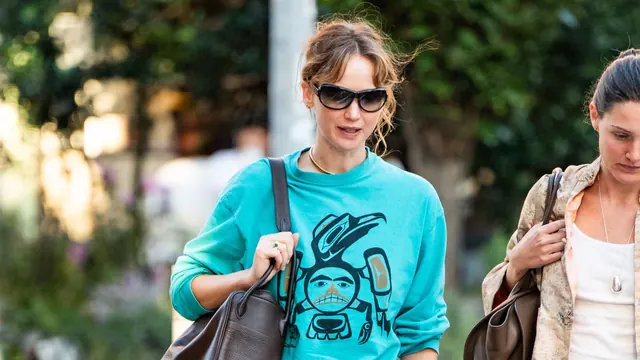 J.Law Just Wore the Closed-Toe-Shoe Trend That Always Looks Good With Jeans in the Fall