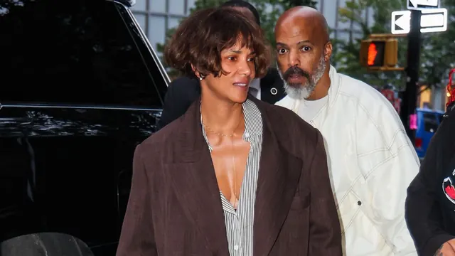 Chic Women Over 50 are Wearing Barrel Leg Jeans With this Smarter Trainer Trend