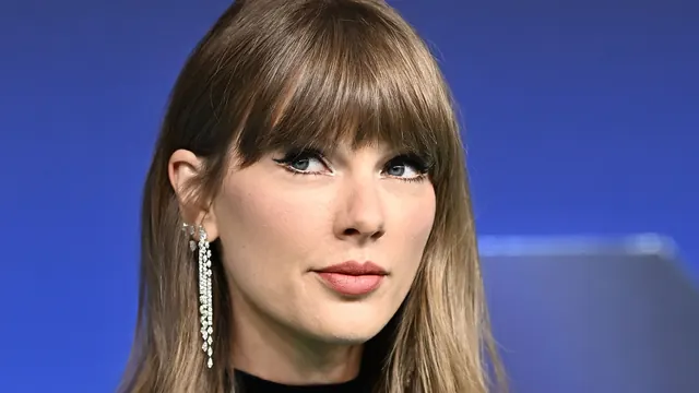 Taylor Swift's Diamond Frost Nails Made the VMAs 2026 Shimmer