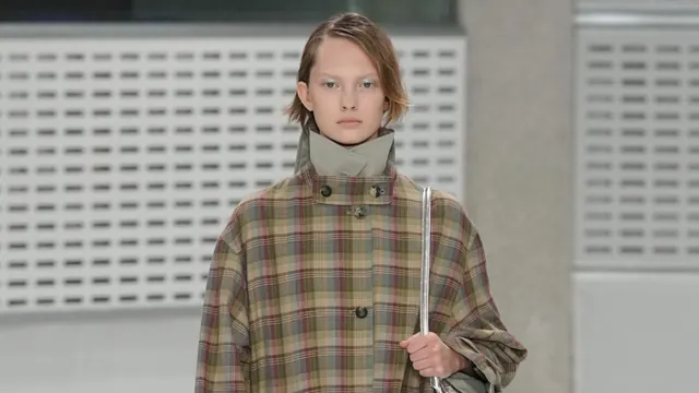 Christopher Kane's Mulberry Debut Gives the Heritage Brand a Sharp New Direction