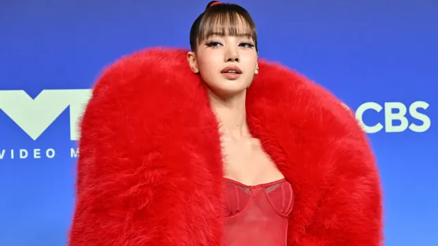 Lisa Just Brought a New Nail Shape to the VMAs 2026 Red Carpet
