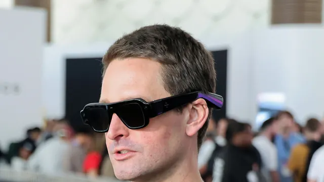Can Snap’s Evan Spiegel Sell You a Computer for Your Face?
