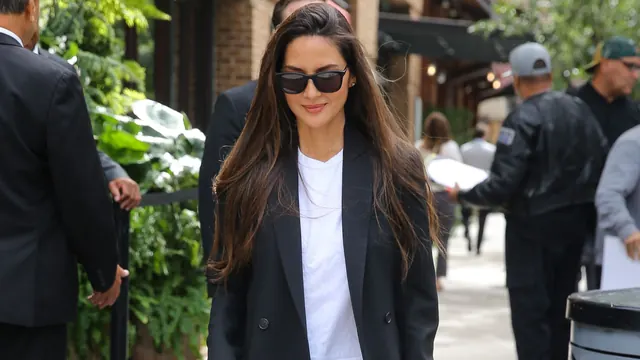 How to Spot an It Girl in NYC in 2026: A Long Black Coat, Jeans, and This Pretty Heel Trend