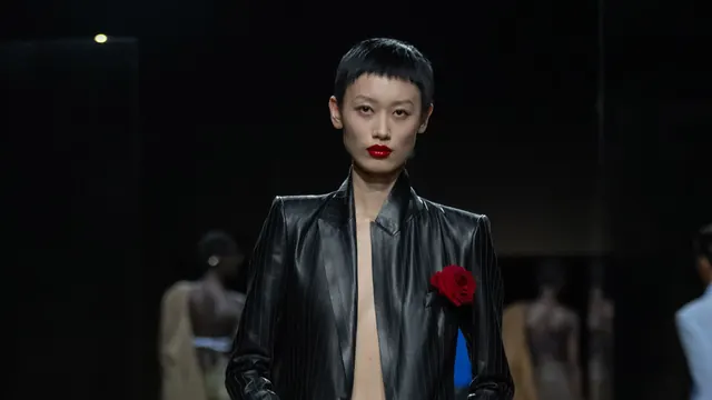 At Tom Ford, Reflective Beauty Looks Good In The Mirror