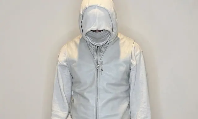 Ye 身边最神秘的造型师，喜欢把「废品」做成时装