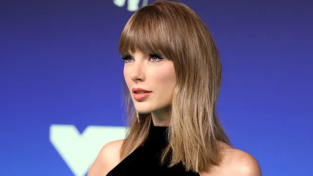 Taylor Swift's 2026 VMAs Beauty Look Has 2 Hidden "Showgirl" Details—See Them Up Close