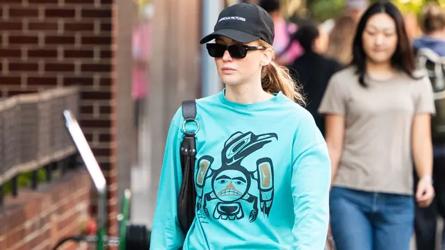 It's Official: This Legging Trend Makes White Sneakers Look Up-to-Date