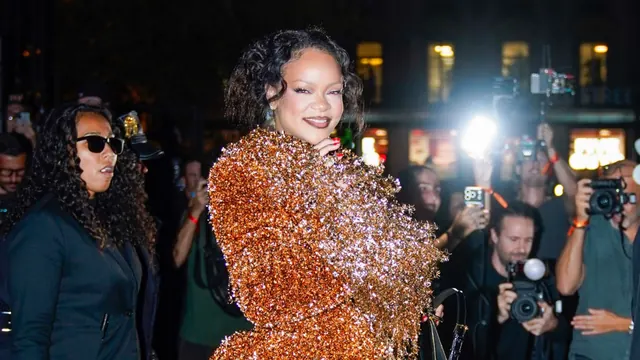 Rihanna Kicks Off Paris Fashion Week With a Statement Look