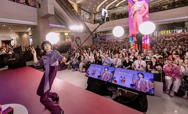 蔻斯汀携手顶流男星华晨宇，「特调花园」快闪引爆潮流消费