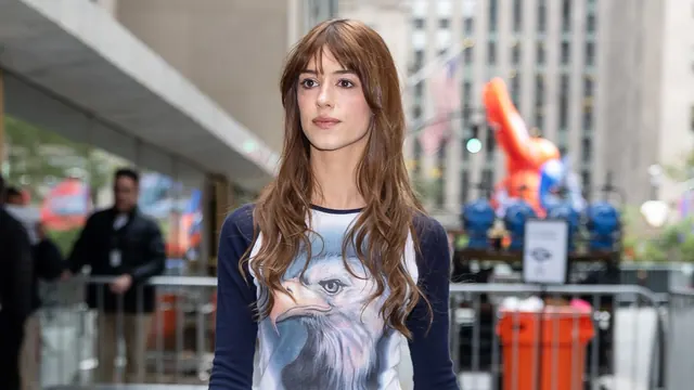 Hold the Jeans and Sneakers—This Is the 2027 Way to Wear 2026's Biggest T-Shirt Trend