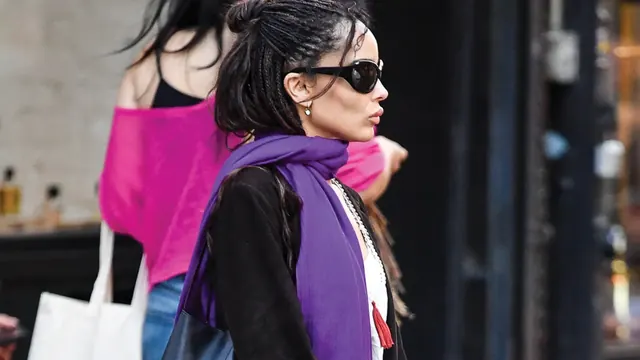 If You Want to Look Like Zoë Kravitz This Fall, Pair Your Black Outfits With This Color Trend