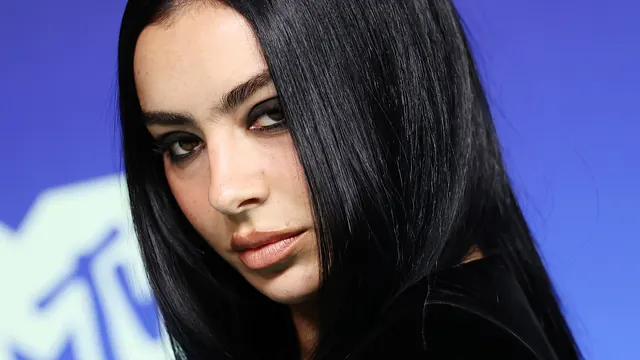 Charli XCX Channeled a Modern Morticia at the VMAs 2026